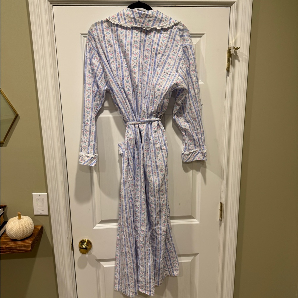 NWOT Lanz of Salzburg Robe Size M
